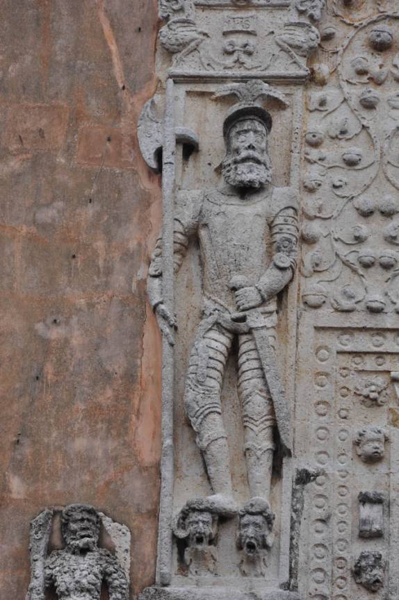 Em escultura nada sutil, um conquistador aparece pisando sobre os indígenas conquistados (em Mérida, no sul do México)